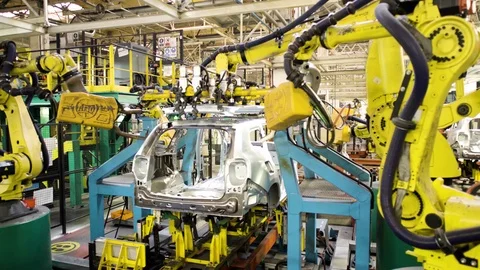 Automated robots at work inside an automobile manufacturing plant Vídeo Stock 121099452