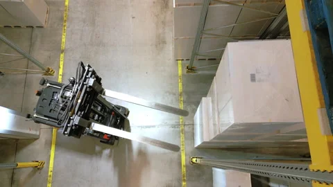 Automated storage and retrieval system in action 库存影片 308001300