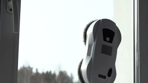 Automated Window Cleaning Robot in Action: A High-Tech Solution for Spotless Vídeos de archivo 333514371