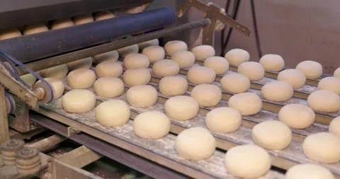 Automatic bakery production line, Pitas - bread production line in the bakery  Vidéo 258758602
