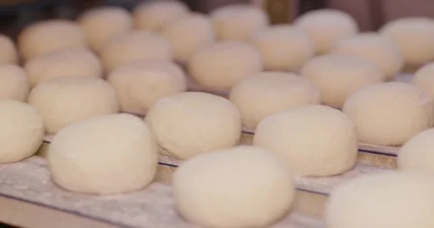 Automatic bakery production line, Pitas - bread production line in the bakery  Vidéo 258758711