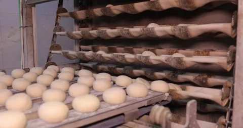 Automatic bakery production line, Pitas - bread production line in the bakery  Vidéo 258758831
