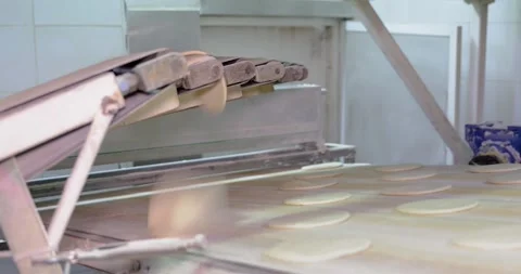 Automatic bakery production line, Pitas - bread production line in the bakery  Vidéo 258759226
