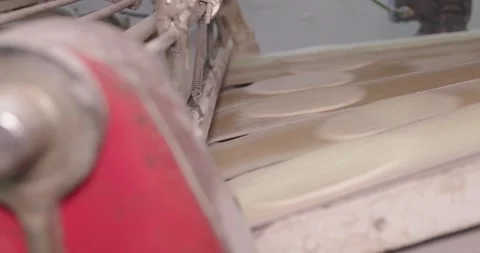 Automatic bakery production line, Pitas - bread production line in the bakery  Vidéo 258759285