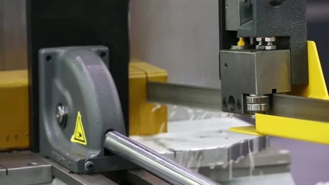 Automatic band saw 库存影片 90104693