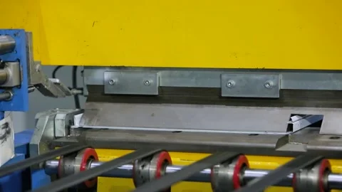 Automatic bending machine bends the edges of sheet metal Stock-Footage 162917390
