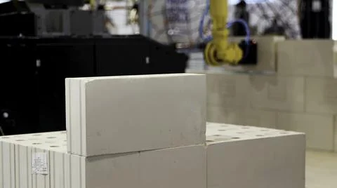 Automatic bricklayer robot working for building a wall. Media. Close up of Fotos de archivo