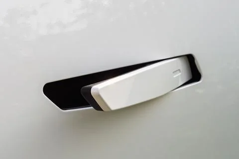 Automatic car door handle extends from glossy white body, demonstrating luxur Foto stock