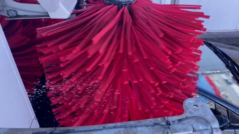 Automatic car wash cleaning vehicle windshield with foam Vidéo 333036983