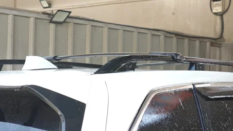 Automatic car wash cleaning white suv roof rack Vidéo 310408969