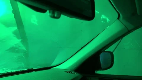 Automatic car wash. The robot washes the car. Jets of water run across the winds 库存影片 256078542