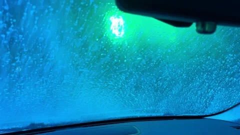 Automatic car wash. The robot washes the car. Jets of water run across the winds 스톡 동영상 256079165