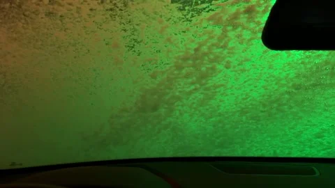 Automatic car wash. The robot washes the car. Jets of water run across the winds 库存影片 256079368