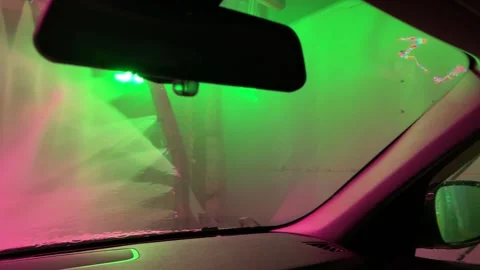 Automatic car wash. The robot washes the car. Jets of water run across the winds 库存影片 256079378