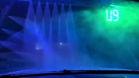 Automatic car wash. The robot washes the car. Jets of water run across the winds 库存影片 256079493