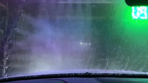 Automatic car wash. The robot washes the car. Jets of water run across the winds 库存影片 256411414