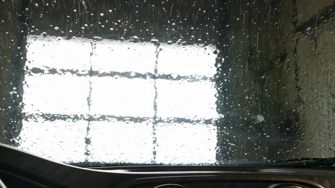 Automatic car wash seen from inside of a vehicle Vídeo Stock 96195113