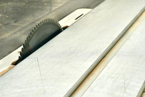 Automatic circular saw with circular saw for cutting wood Foto stock