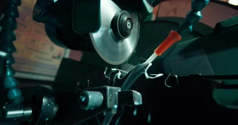 Automatic circular saw sharpening in a woodworking factory. Vídeo Stock 158147999