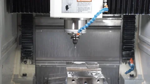 Automatic CNC machine starting drilling, cooled by a cutting fluid. 스톡 동영상 171179062
