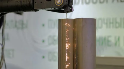 Automatic cnc wire cutting machine working with sheet metal with sparks Vidéo 140451647