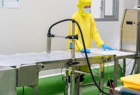 Automatic continuous labeling machine for labelling bag on belt conveyor Stock-Fotos