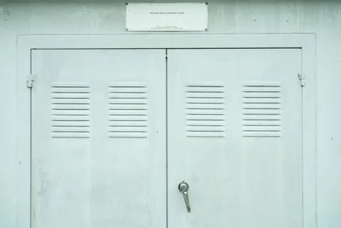 Automatic data acquisition system cabinet at crest of a hydroelectric dam, .. 库存照片