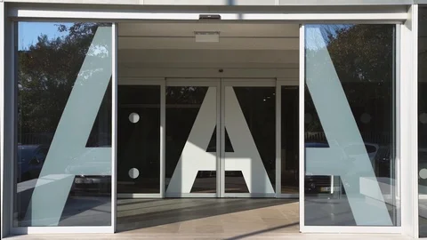 Automatic door closing of Hospital da Luz (of Light) on the main entrance 動画素材 108901786