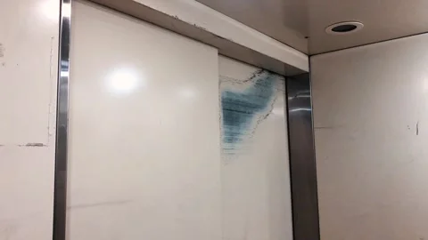 The automatic door of the freight elevator opens. 스톡 동영상 252217241