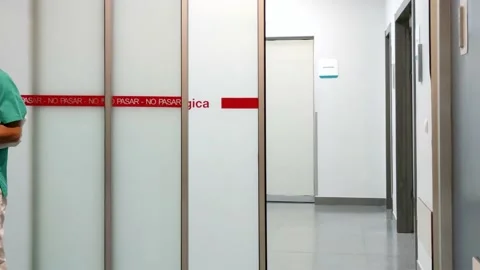 Automatic doors of surgical area are closing. The text "No Pasar" and "Area Q Stock Footage 144128611