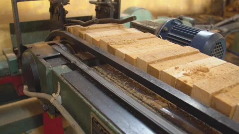 Automatic feeding of wooden blocks Video stock 122593316