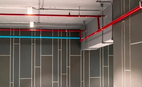 Automatic fire sprinkler safety system and red water supply pipe. Fire Suppre 库存照片