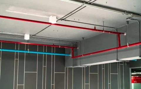 Automatic fire sprinkler safety system and red water supply pipe. Fire Suppre Foto stock