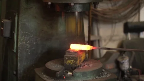 Automatic forging hammer Stockbeeldmateriaal 74951027
