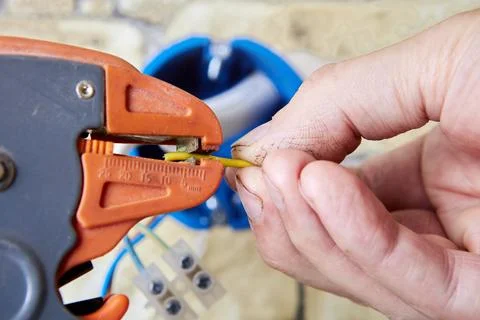 Automatic gauged wire stripper to cut, strip, and remove insulation. Fotos de archivo