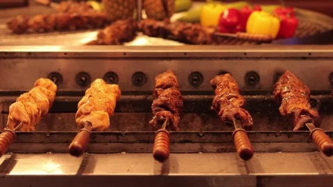 Automatic grill turns skewers Video stock 258571327