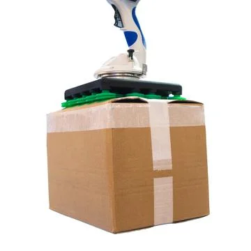 Automatic hand hold robot manipulator with cardboard box Foto stock
