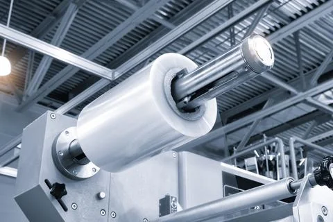 Automatic industrial machine for plastic packaging with light effect of produ Foto stock