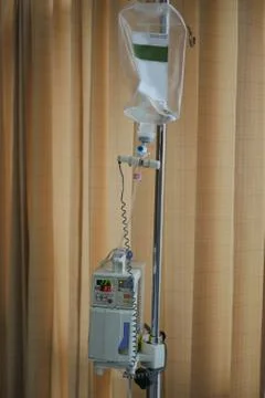 Automatic Infusion IV Drip Saline Solution Pump Machine in a hospital. Stock-Fotos