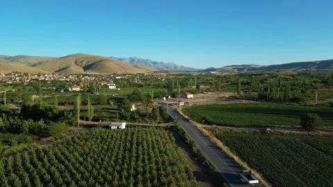 Automatic irrigation systems are used in agricultural fields Vidéo 278097173