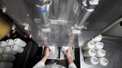 Automatic line for filling liquid into plastic bottles Video stock 104196991
