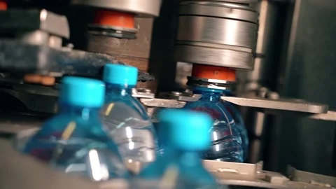 Automatic line for filling water into plastic white bottles Vidéo 149674113