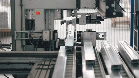Automatic line machine in Factory for UPVC windows and doors production. Vidéo 129365906