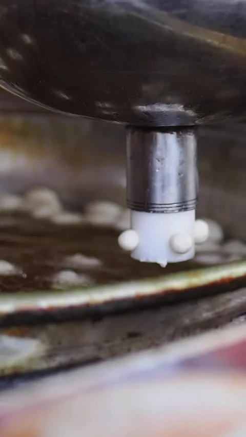 Automatic Machine Dropping Dough into Hot Oil for Frying 動画素材 345695026