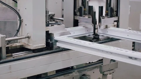 Automatic machine in Factory for UPVC windows and doors production. Vidéo 129383259