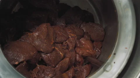 Automatic machine in a food factory for mixing meat and spices for making hot Vidéo 131859348