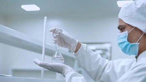 Automatic machine mixing chemicals. chemist experimenting. science experiment in Video stock 281926215