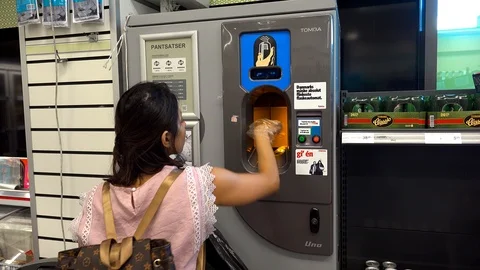 Automatic machine for receiving empty cans and bottles. 4K. Video stock 100608634