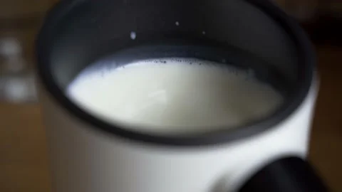 Automatic making a perfect milk foam for coffee. Small bubbles and creamy look Vídeo Stock 164658372