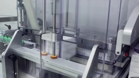 Automatic medicine packaging at a pharmaceutical factory Vidéo 47907988